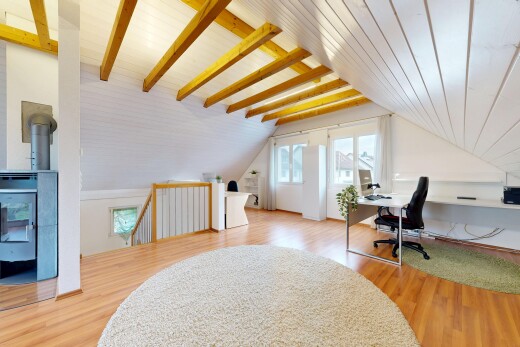 büro mit wood finish floor, holzfußboden, vaulted ceiling, dachschräge, und natural light