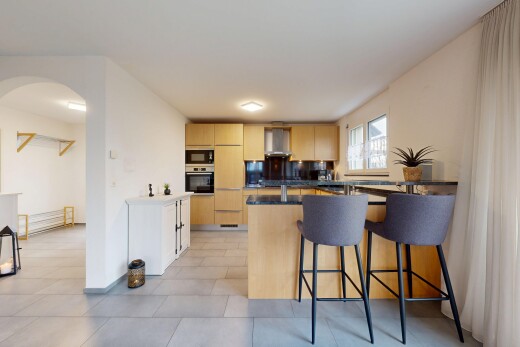 küche mit light brown cabinets, hellbraune schränke, inside property, light floor, und dark countertops