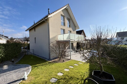 außenansicht mit terrasse, property visible, stuckverkleidung, day time, und balkon