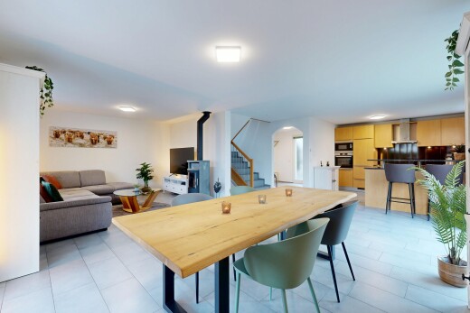 wohn- / esszimmer mit inside property, gipskartonwand, drywall, gewölbte gehwege, und treppen