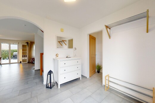 leerer raum mit gewölbte gehwege, natürliches licht, natural light, inside property, und gipskartonwand