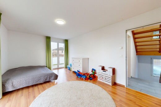 zimmer / schlafzimmer mit natürliches licht, natural light, holzfußboden, wood finish floor, und gipskartonwand