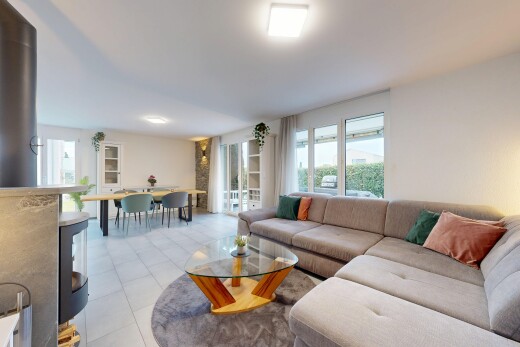 wohn- / esszimmer mit gipskartonwand, drywall, inside property, fliesenboden, und tile floor