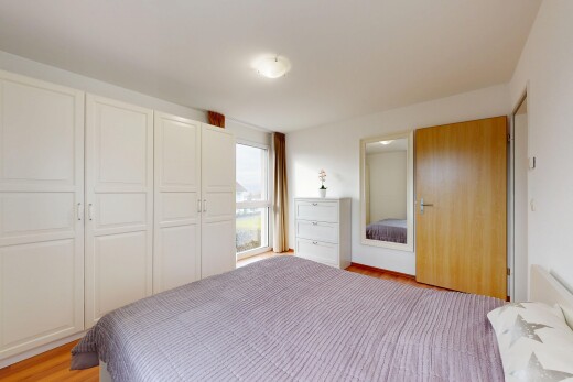 zimmer / schlafzimmer mit inside property, holzfußboden, wood finish floor, natürliches licht, und natural light