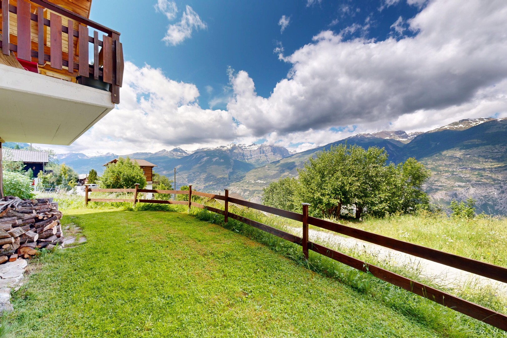 garden featuring a mountain view