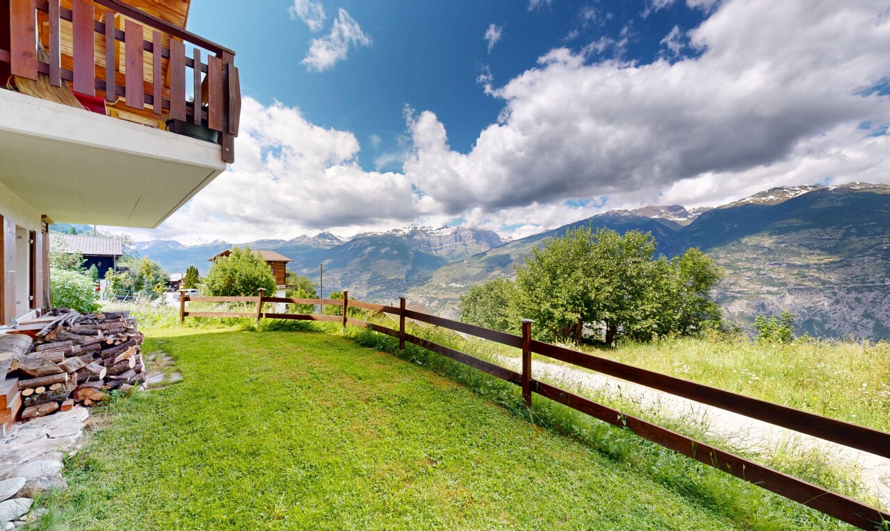 garden featuring a mountain view