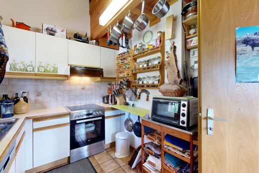 cuisine avec armoires blanches, white cabinets, plans de travail, light countertops, et cuisinière
