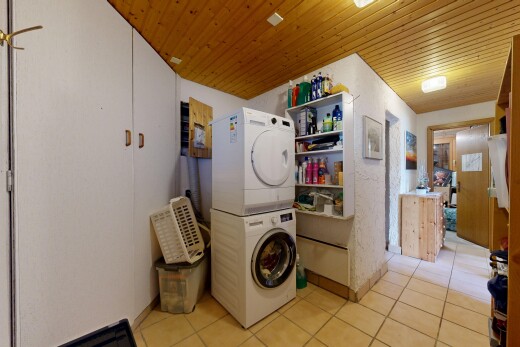 buanderie avec sol en carrelage, tile floor, inside property, light floor, et lave-linge et sèche-linge superposés