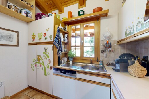 cuisine avec white cabinets, armoires blanches, light countertops, plans de travail, et light floor