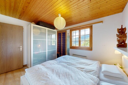 chambre avec drywall, cloison sèche, wood ceiling, plafond en bois, et inside property