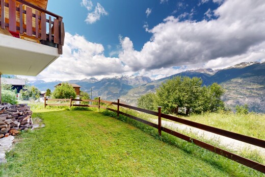 garden featuring a mountain view