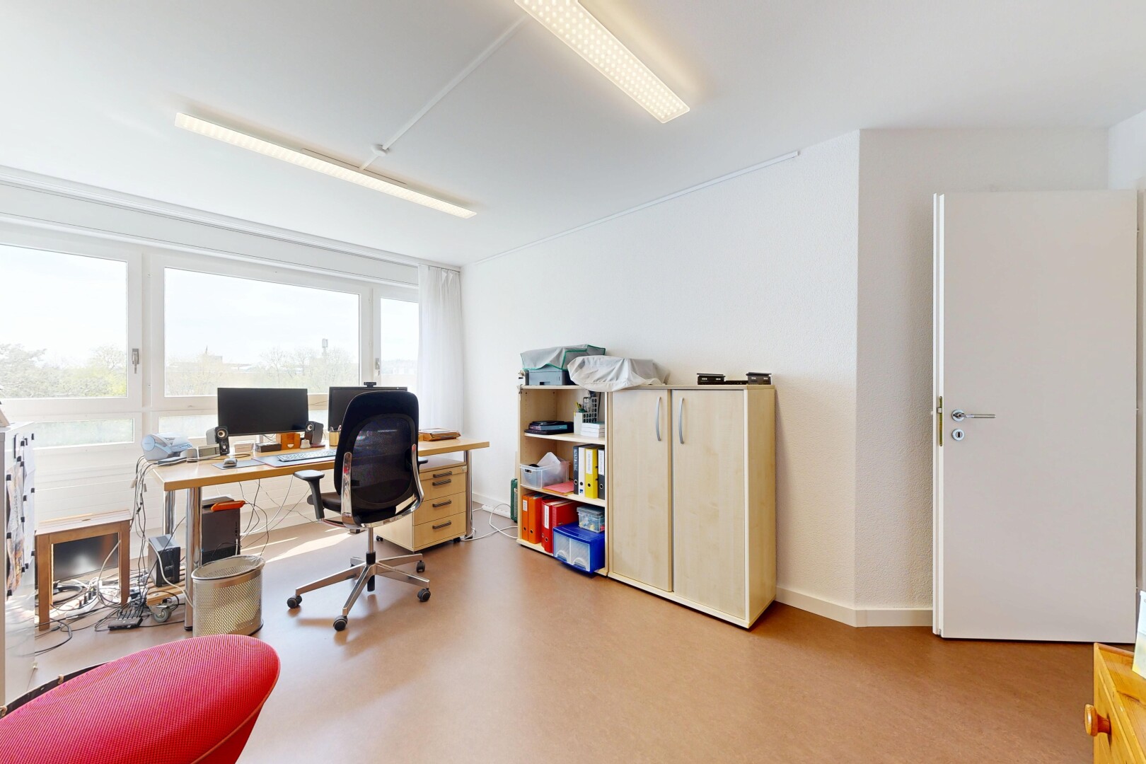 büro mit bürobereich, inside property, natural light, natürliches licht, und drywall