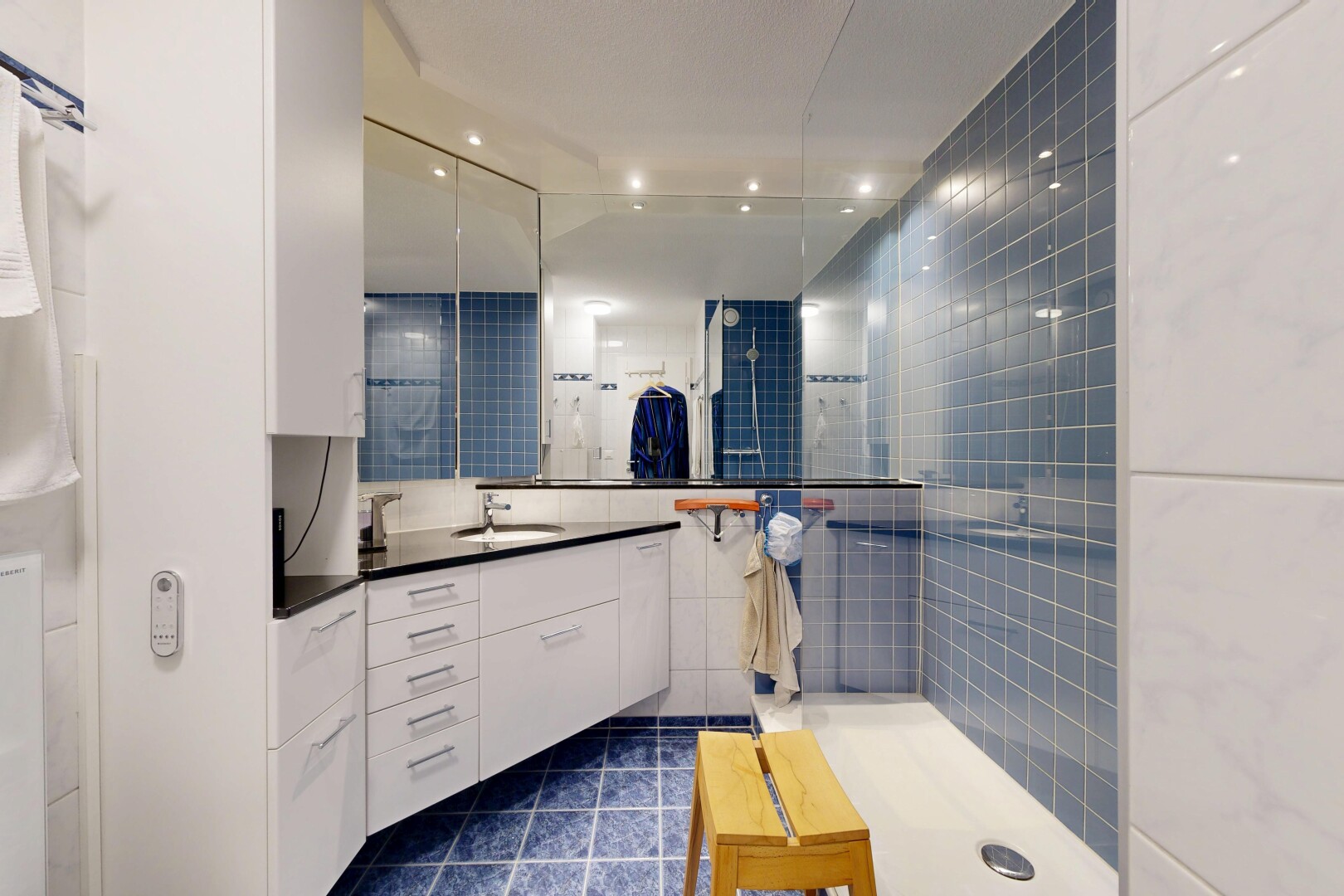 bad mit fliesenboden, tile floor, schminktisch, komplettes badezimmer, und dark floor