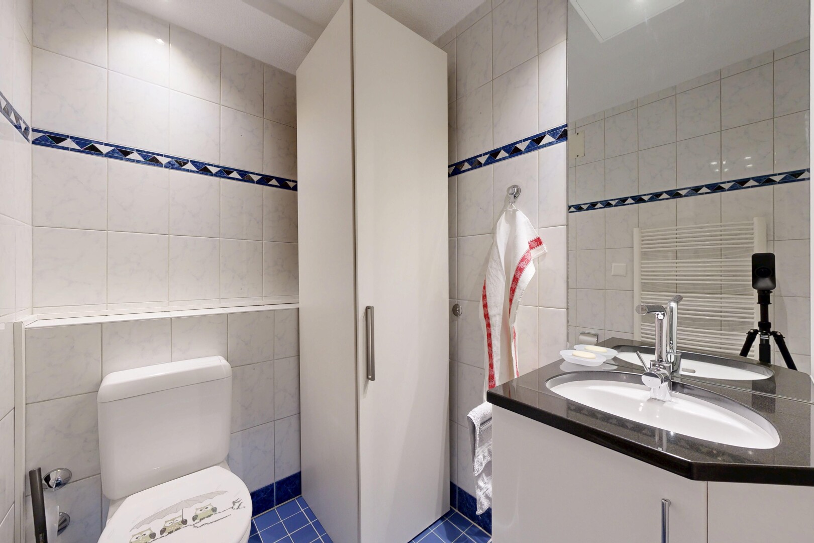 bad mit tile wall, fliesenwand, schminktisch, toilette, und inside property