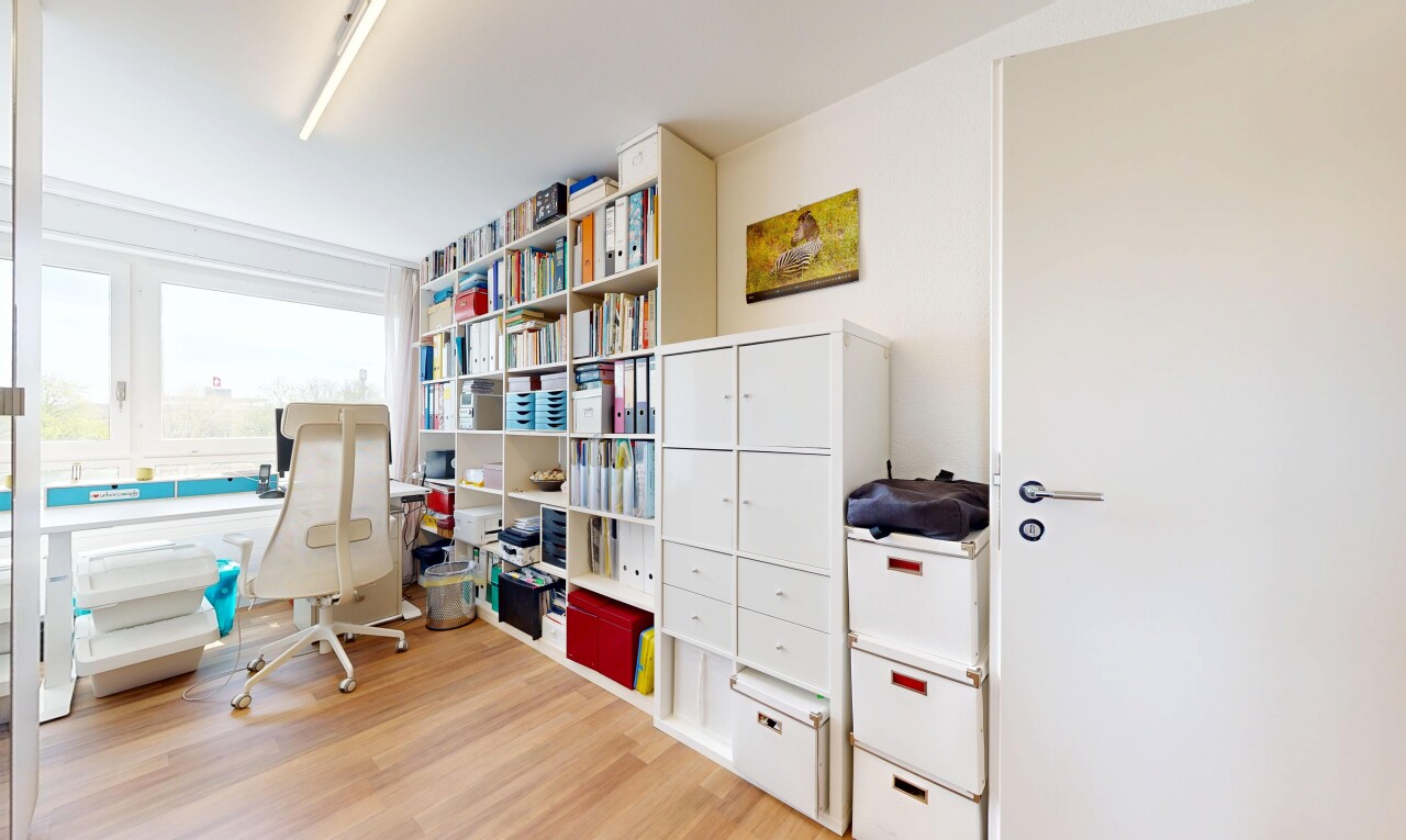büro mit light floor, wood finish floor, holzfußboden, inside property, und natural light