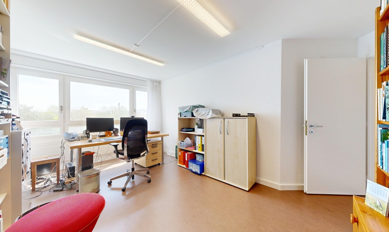 büro mit bürobereich, inside property, natural light, natürliches licht, und drywall