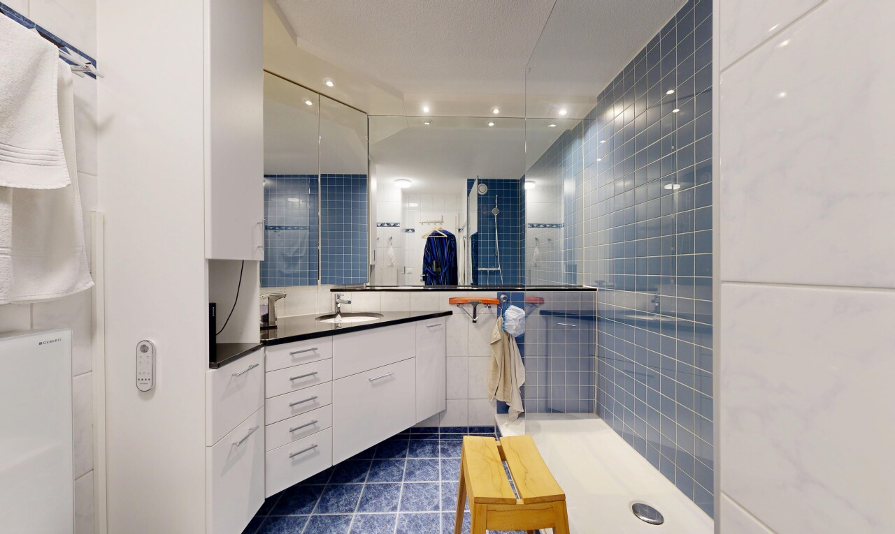 bad mit fliesenboden, tile floor, schminktisch, komplettes badezimmer, und dark floor