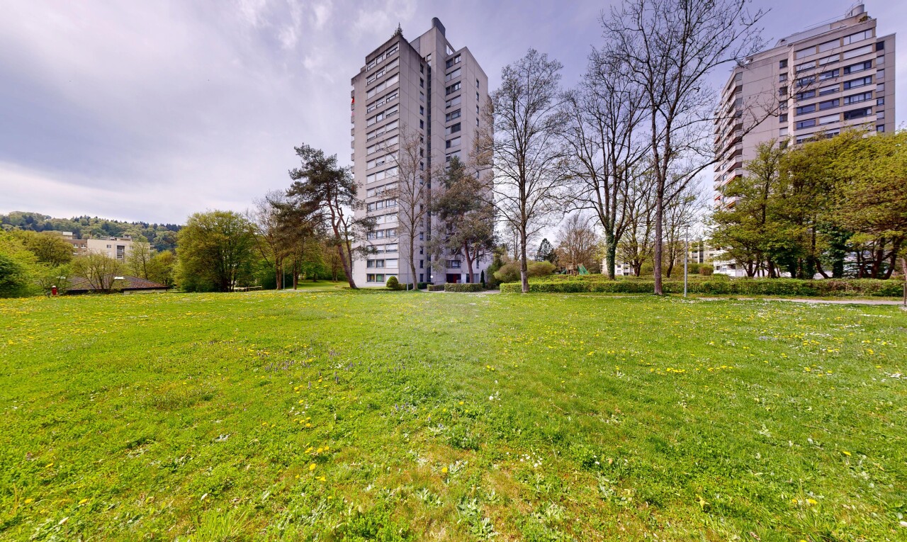garten mit rasen und apartment complex view