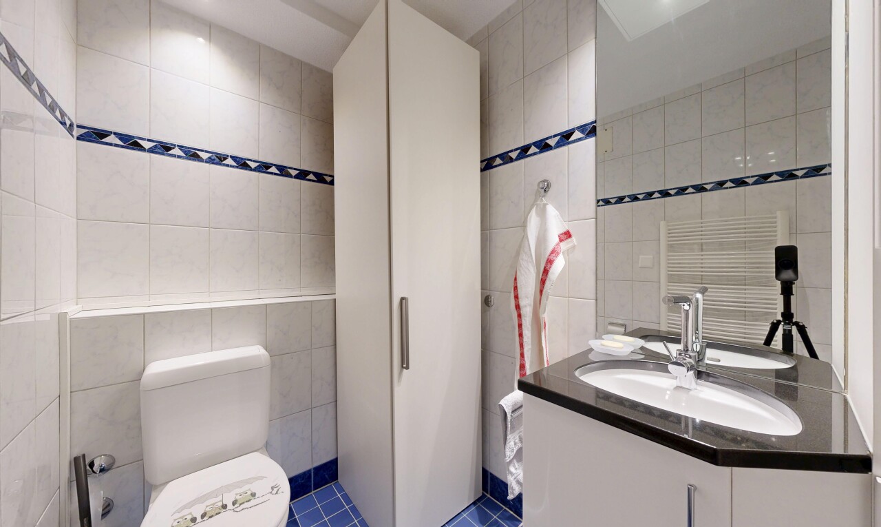 bad mit tile wall, fliesenwand, schminktisch, toilette, und inside property