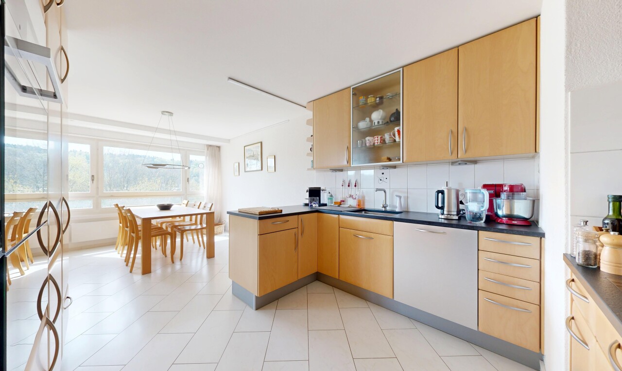 küche mit light floor, arbeitsplatten, dark countertops, inside property, und offene regale