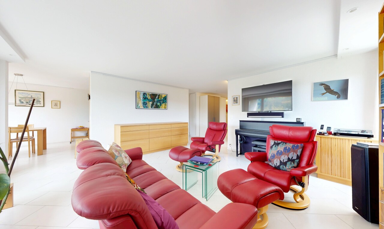 wohnzimmer mit inside property, fernseher, drywall, gipskartonwand, und light floor