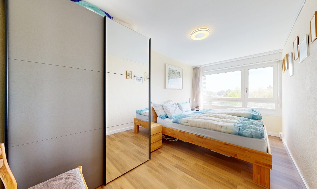 zimmer / schlafzimmer mit wood finish floor, holzfußboden, inside property, natural light, und natürliches licht