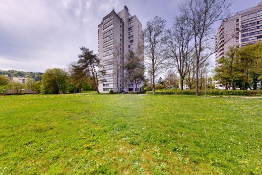 garten mit rasen und apartment complex view