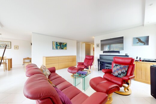 wohnzimmer mit inside property, fernseher, drywall, gipskartonwand, und light floor