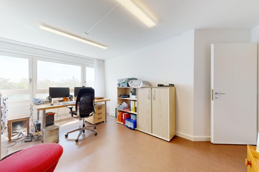 büro mit bürobereich, inside property, natural light, natürliches licht, und drywall