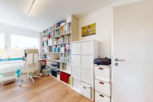 büro mit light floor, wood finish floor, holzfußboden, inside property, und natural light