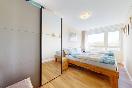 zimmer / schlafzimmer mit wood finish floor, holzfußboden, inside property, natural light, und natürliches licht