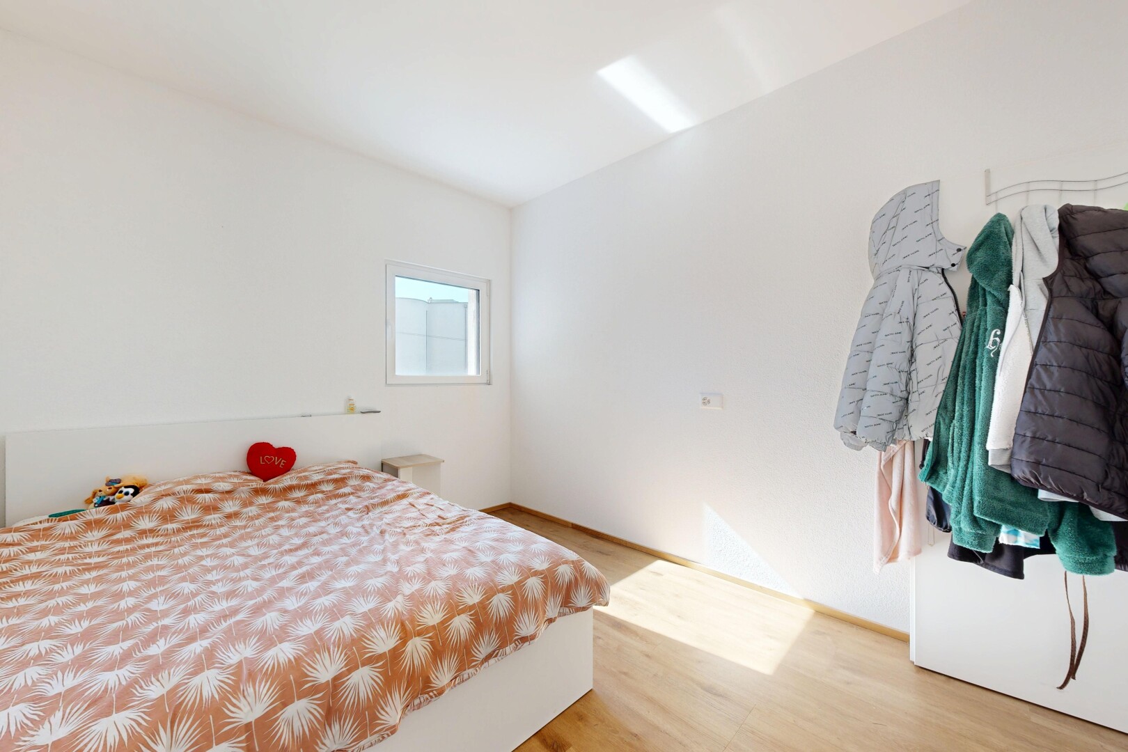 zimmer / schlafzimmer mit natürliches licht, natural light, gipskartonwand, drywall, und inside property