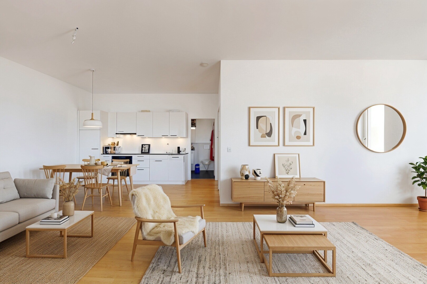 wohn- / esszimmer mit gipskartonwand, drywall, inside property, virtually staged, und holzfußboden