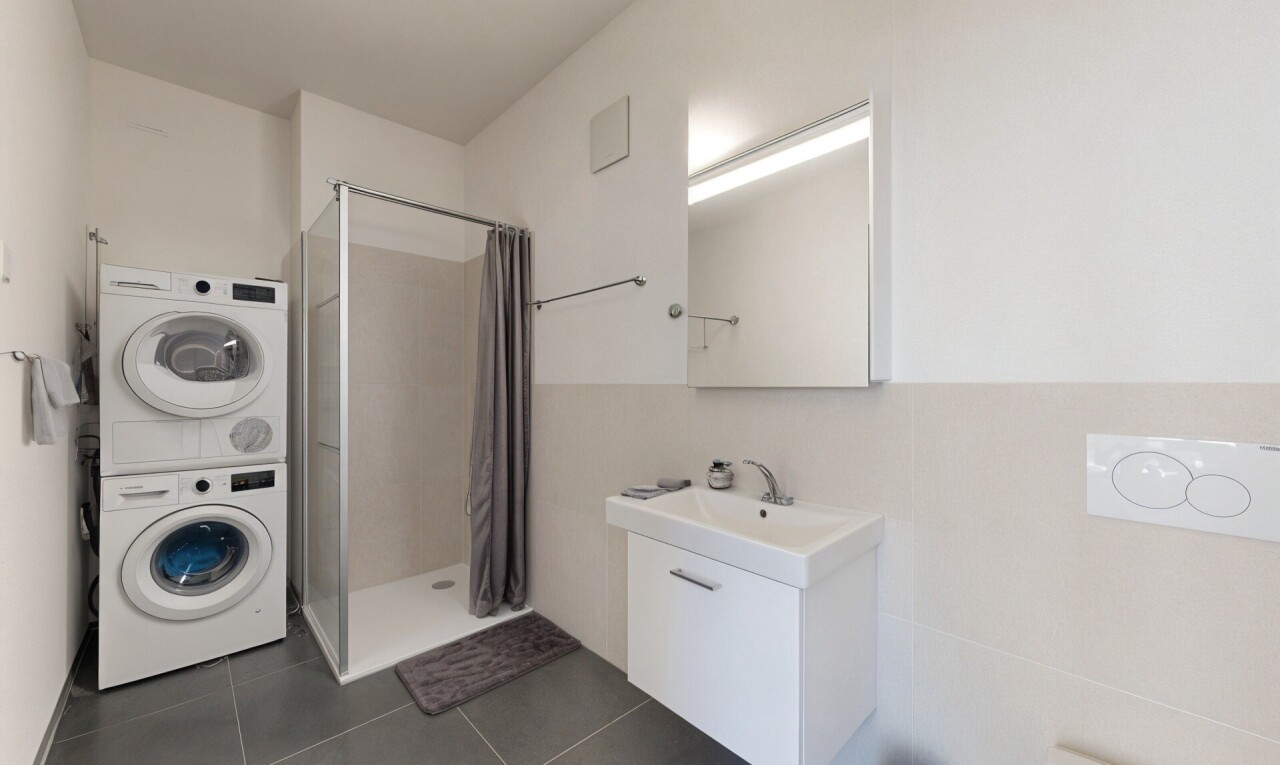 bad mit komplettes badezimmer, schminktisch, dusche, dark floor, und waschturm