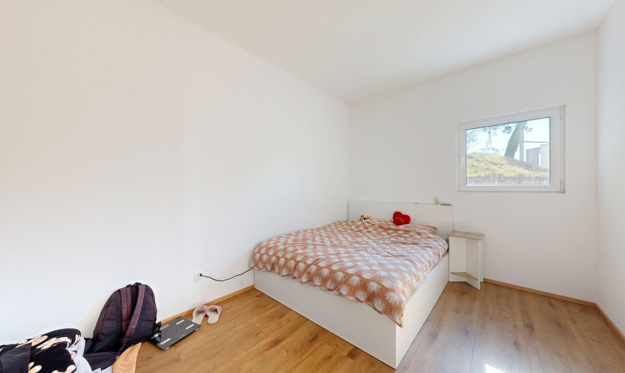 zimmer / schlafzimmer mit holzfußboden, wood finish floor, natürliches licht, natural light, und gipskartonwand