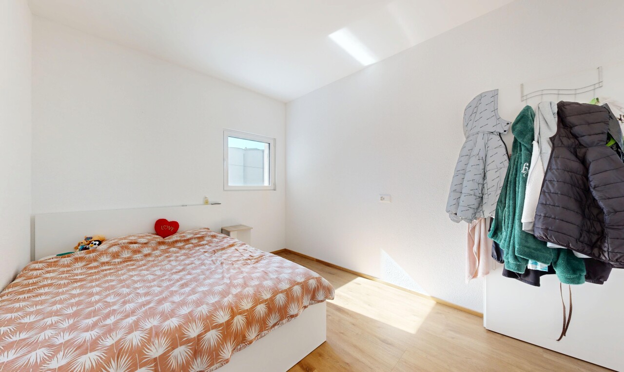 zimmer / schlafzimmer mit natürliches licht, natural light, gipskartonwand, drywall, und inside property