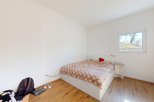 chambre avec sol en finition bois, wood finish floor, lumière naturelle, natural light, et cloison sèche