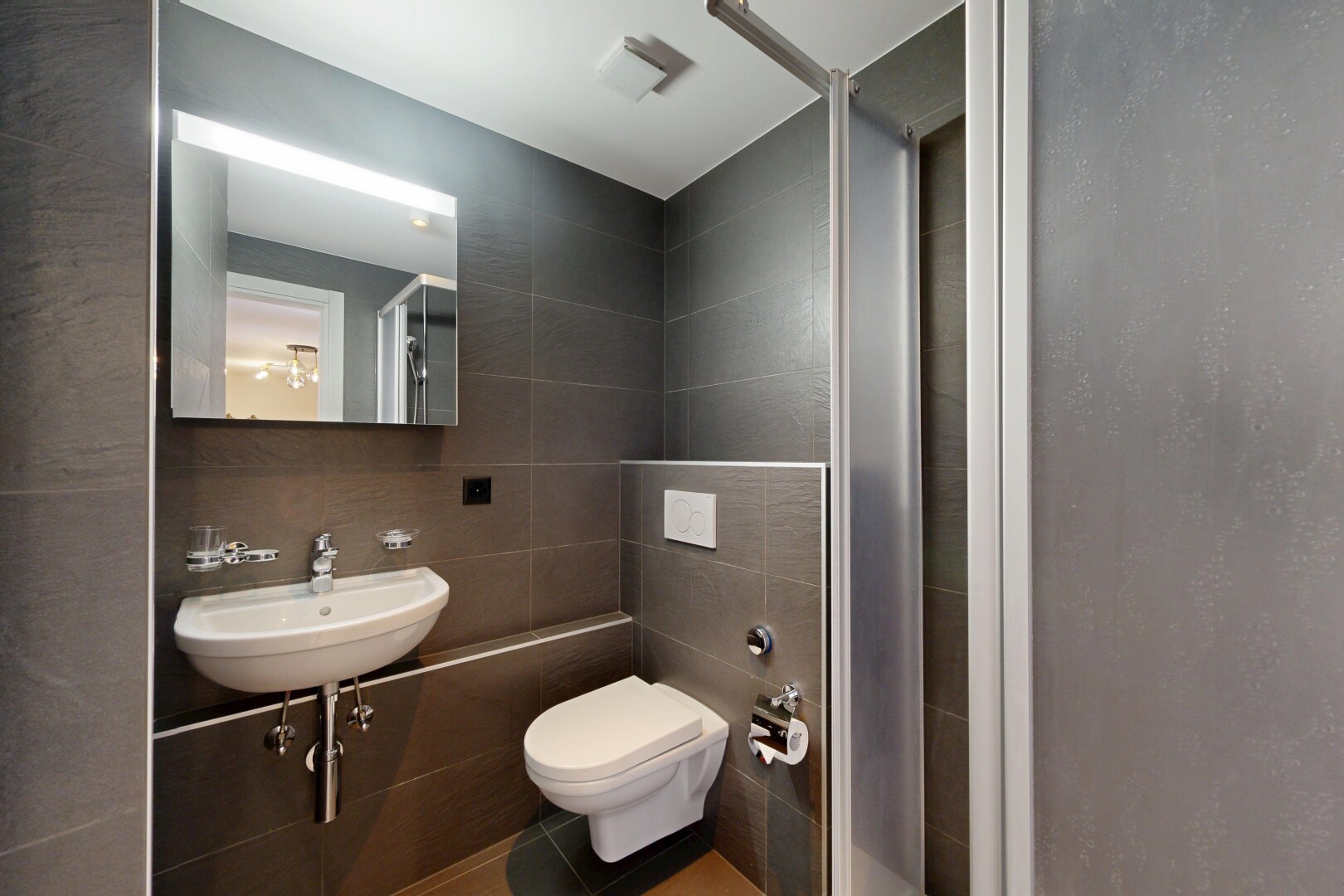 bad mit fliesenwand, tile wall, toilette, spiegel, und inside property