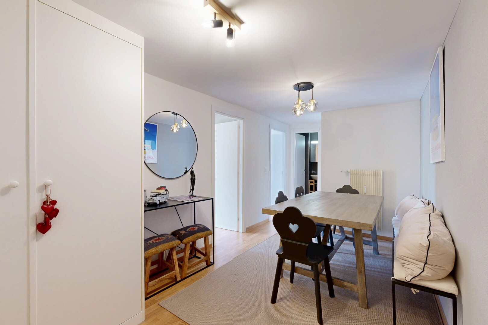 esszimmer mit gipskartonwand, drywall, inside property, holzfußboden, und wood finish floor