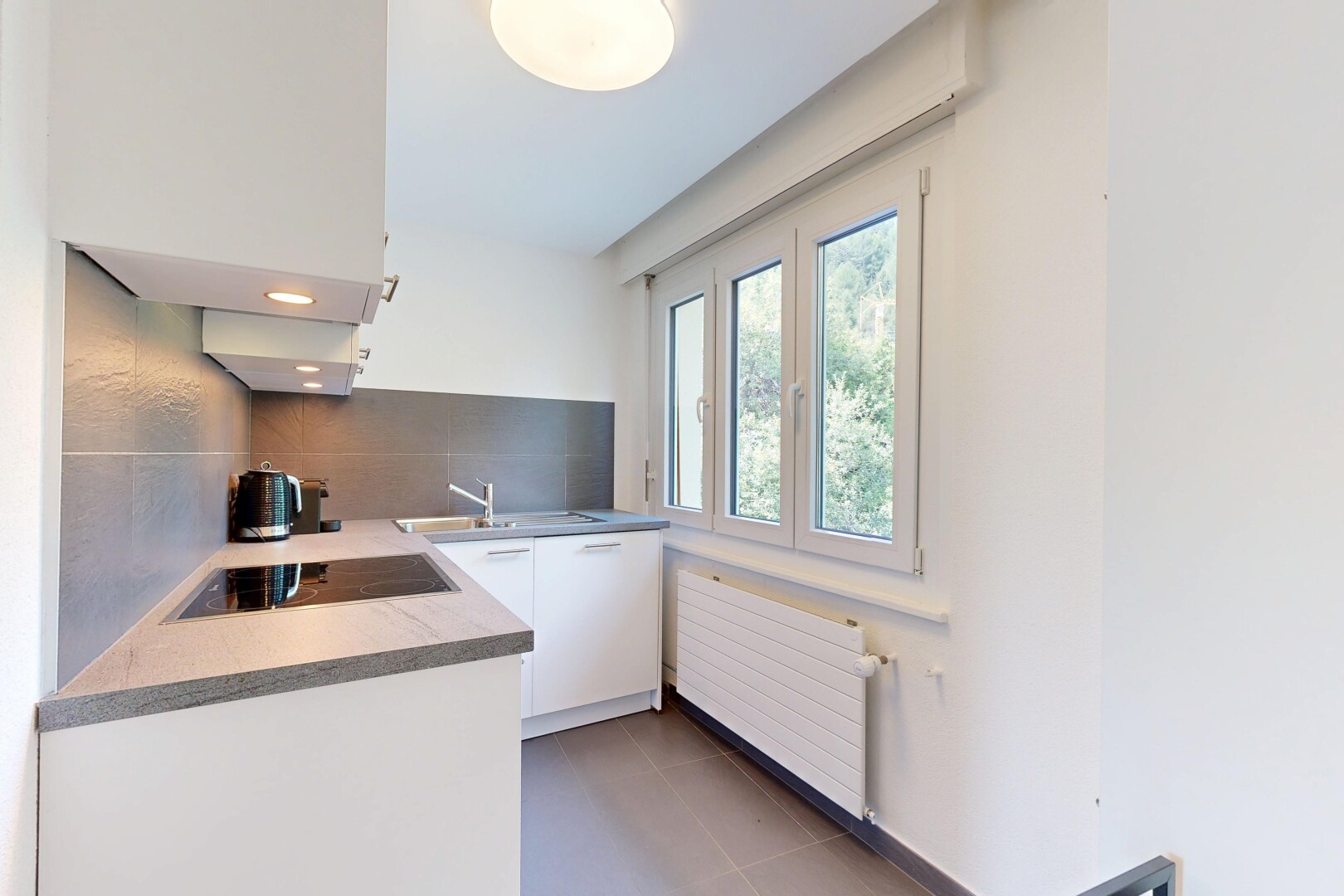 küche mit weiße schränke, arbeitsplatten, kühler, natürliches licht, und natural light