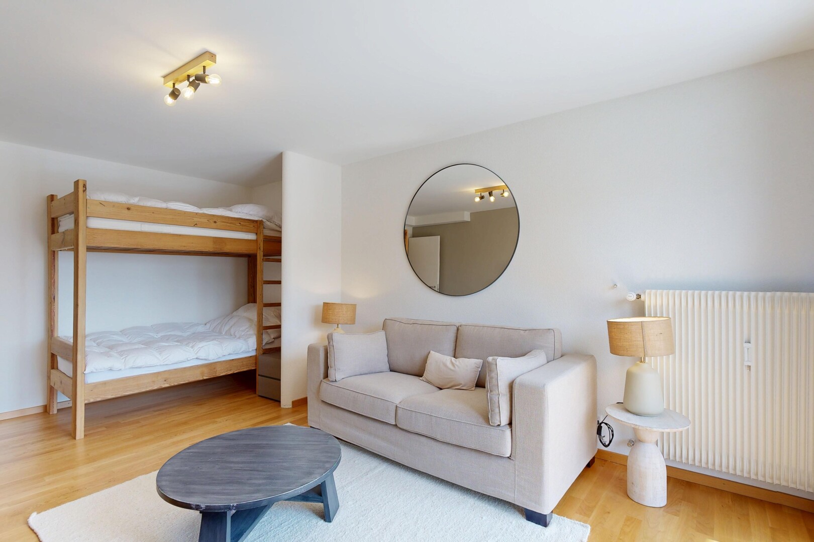 wohnzimmer mit holzfußboden, wood finish floor, inside property, gipskartonwand, und drywall