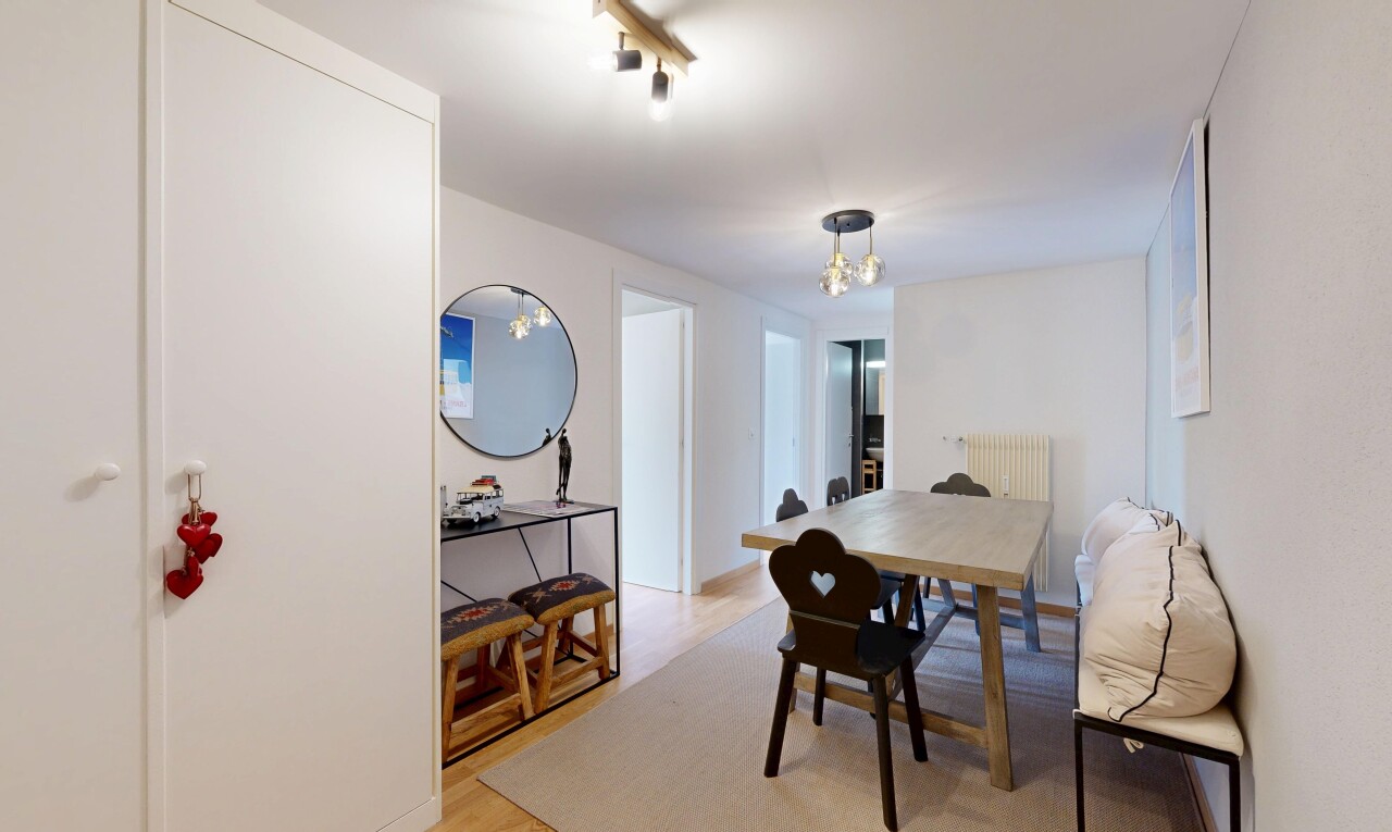 esszimmer mit gipskartonwand, drywall, inside property, holzfußboden, und wood finish floor