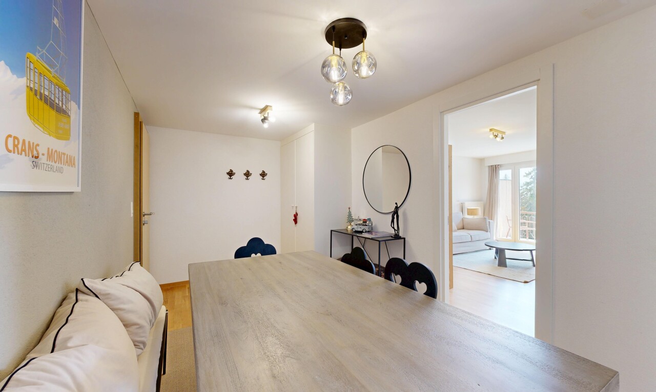 zimmer / schlafzimmer mit natural light, natürliches licht, wood finish floor, holzfußboden, und inside property