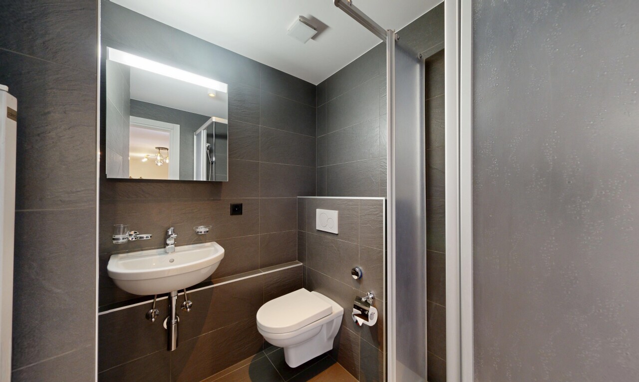 bad mit fliesenwand, tile wall, toilette, spiegel, und inside property