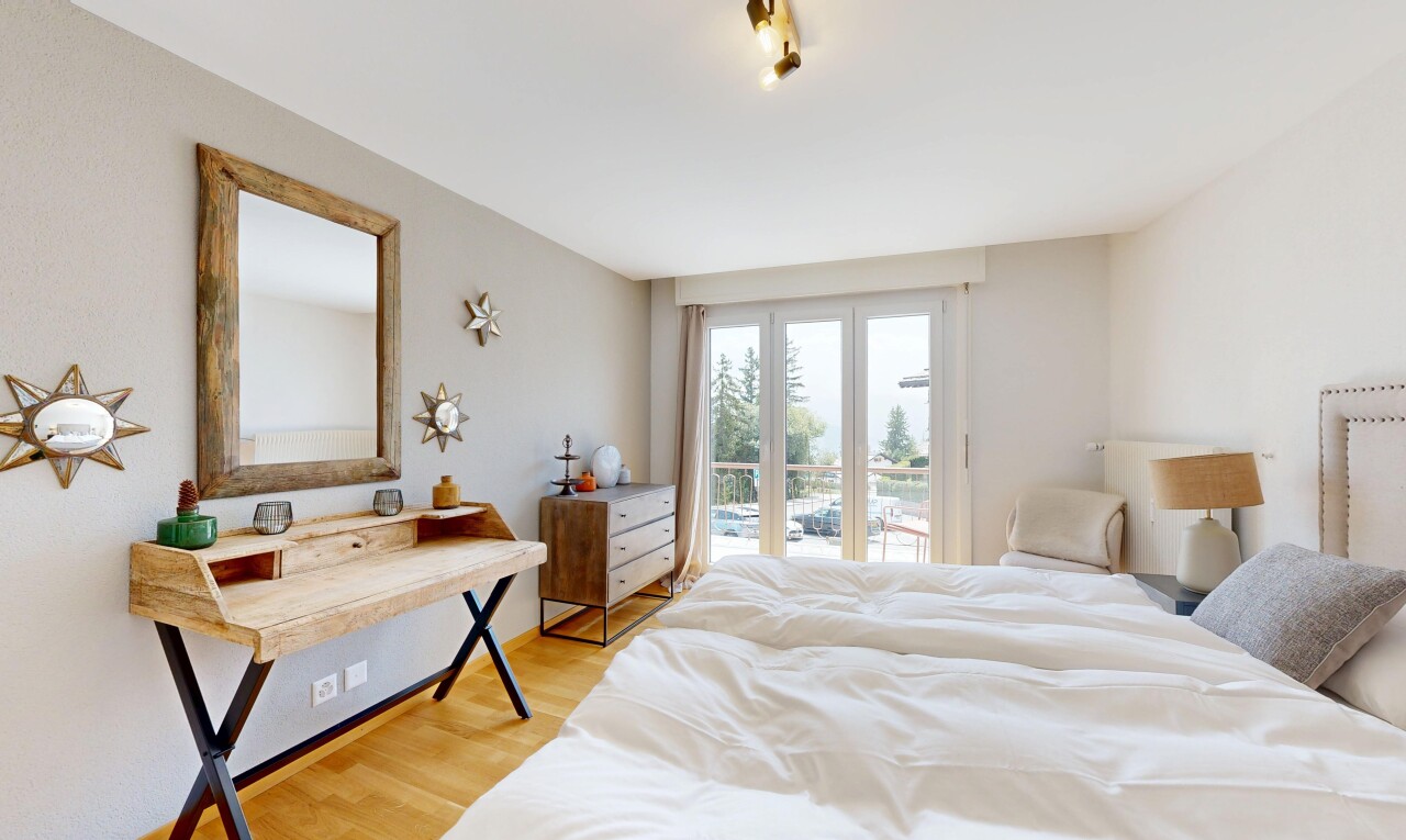 zimmer / schlafzimmer mit holzfußboden, wood finish floor, inside property, natürliches licht, und natural light
