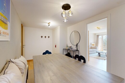 zimmer / schlafzimmer mit natural light, natürliches licht, wood finish floor, holzfußboden, und inside property