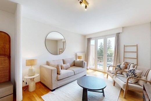 wohnzimmer mit wood finish floor, holzfußboden, inside property, natural light, und natürliches licht