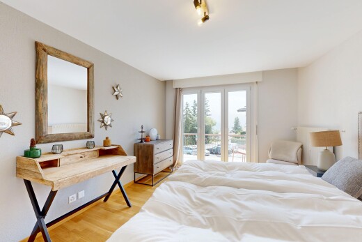 zimmer / schlafzimmer mit holzfußboden, wood finish floor, inside property, natürliches licht, und natural light