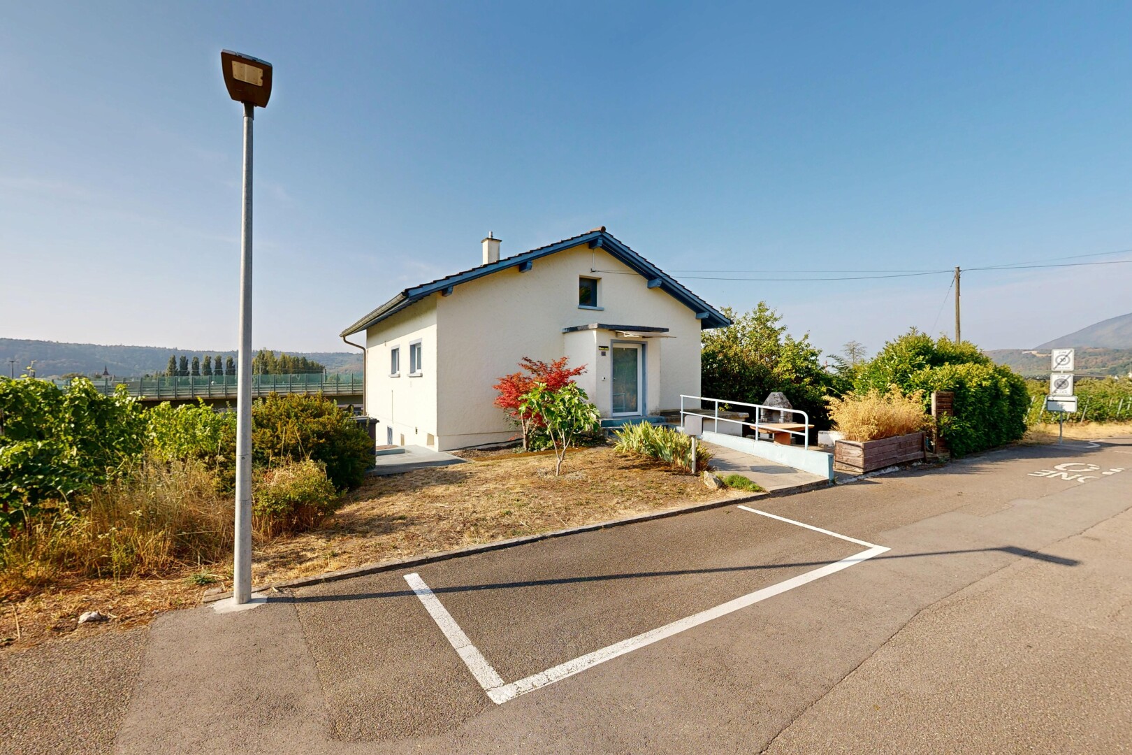 façade avec day time, property visible, éclairage public, power lines view, et bardage en stuc
