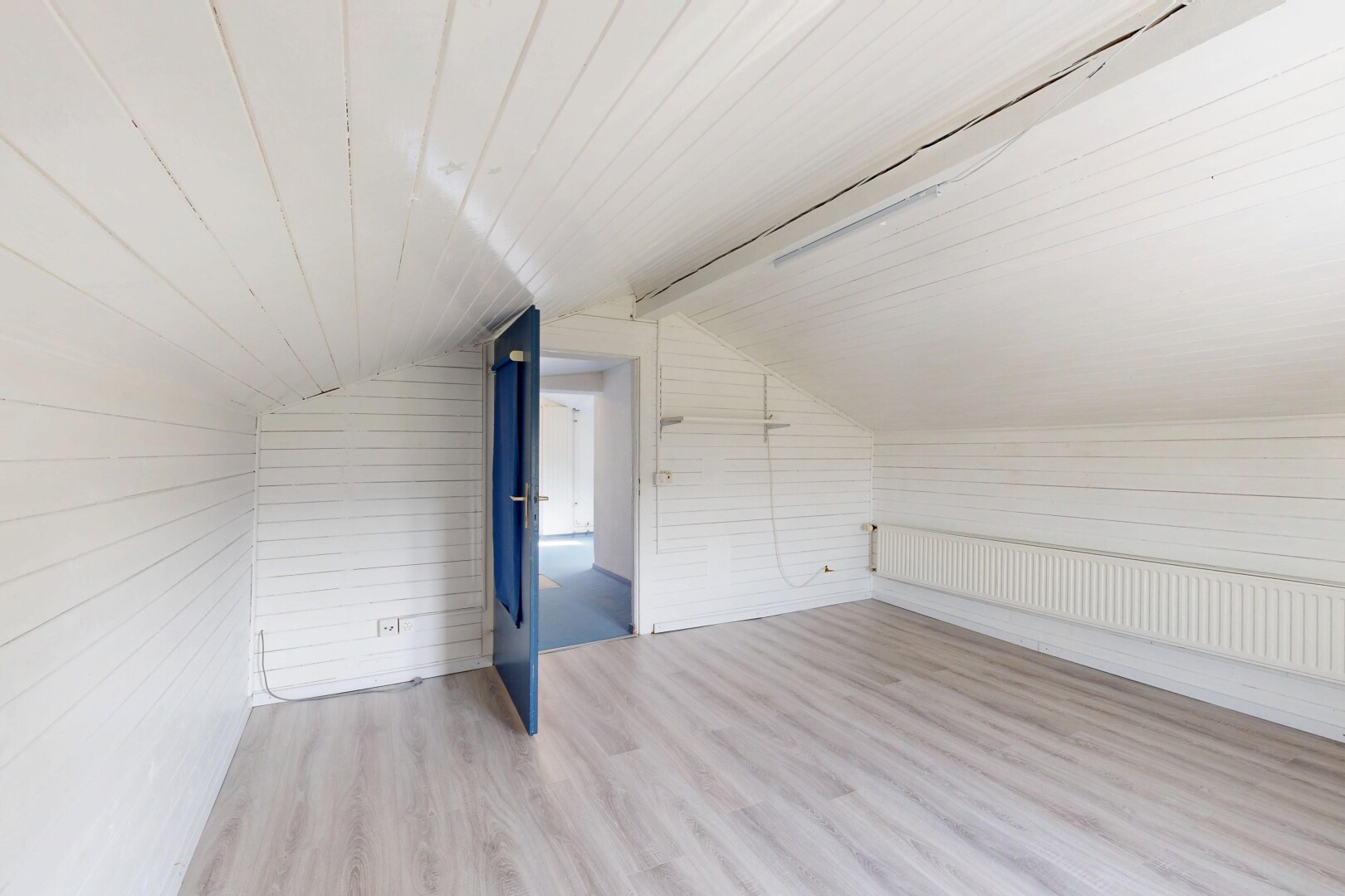 pièce vide avec mur en bois, wood wall, sol en finition bois, wood finish floor, et plafond bas